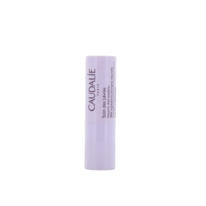 Un tube blanc de Caudalie - Soin des lèvres 4,5 g se tient debout sur un fond blanc uni, avec le nom et les détails du produit imprimés verticalement en violet sur le tube. Dakar