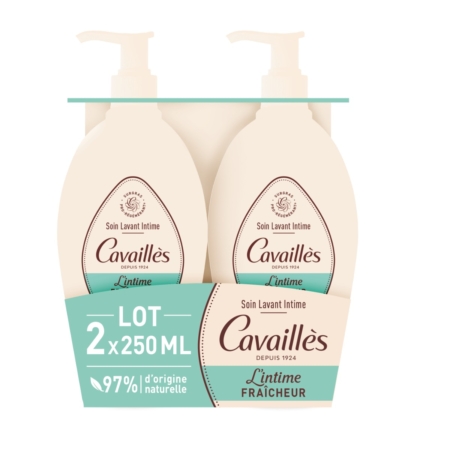Deux flacons de Cavaillès Soin Toilette Intime Fraîcheur Duo 2 x 250 ml dans un emballage beige et vert menthe, étiquetés "97% d'origine naturelle", soigneusement rangés dans un étui en carton. Dakar