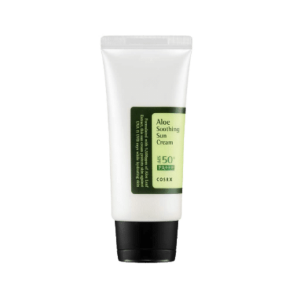 Un tube blanc de Cosrx Crème Solaire Apaisante Aloès Vera Spf 50 PA+++ 50 ml d'Univers Cosmetix