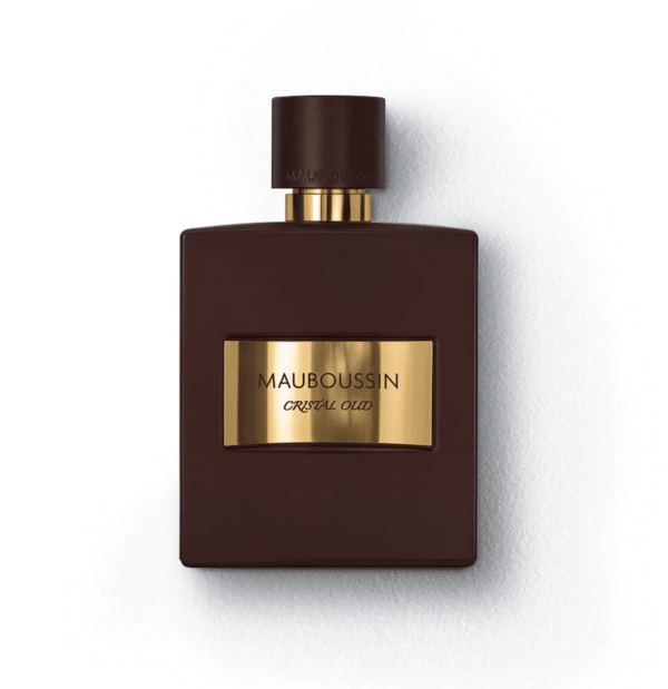 Flacon de parfum rectangulaire marron foncé avec une étiquette dorée indiquant "MAUBOUSSIN Cristal Oud L'Eau de Parfum 100 ml" et un bouchon marron assorti
