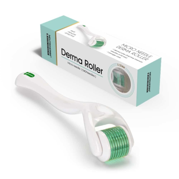 Un rouleau derma NEUTRIHERBS blanc de 0,3 mm, doté d'une tête en titane verte à 540 aiguilles, est posé devant son emballage assorti. La boîte met en valeur le « Derma Roller » ainsi que les spécifications du produit, offrant un mélange harmonieux de fonctionnalité et de design. Dakar