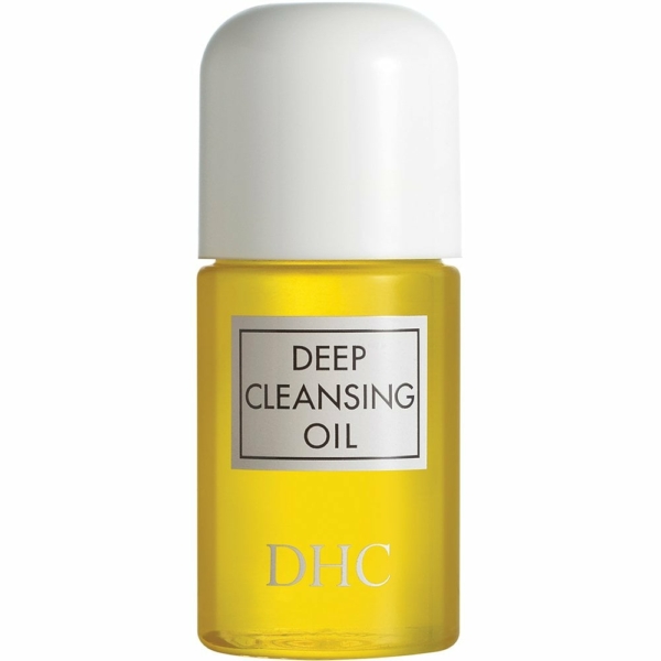 Un flacon de 30 ml d'Huile Nettoyante Profonde DHC au bouchon blanc, évoquant l'ambiance animée des marchés de Dakar, contenant de l'huile jaune et orné d'une étiquette frontale. Dakar