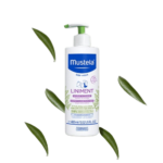 Mustela Liniment Sans Parfum Toilette du Siège sans Rinçage à l'Huile d'Olive Flacon de 400 ml sur fond blanc entouré de feuilles vertes