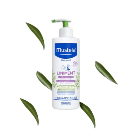 Mustela Liniment Sans Parfum Toilette du Siège sans Rinçage à l'Huile d'Olive Flacon de 400 ml sur fond blanc entouré de feuilles vertes