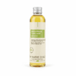 Un flacon transparent de Dr Marie Diallo Laboratoires Bain D'Huile Capillaire 150 ml avec une huile jaune et un bouchon argenté. L'étiquette verte et blanche met en valeur cette huile capillaire revitalisante enrichie en oméga 3 et en soufre. Dakar