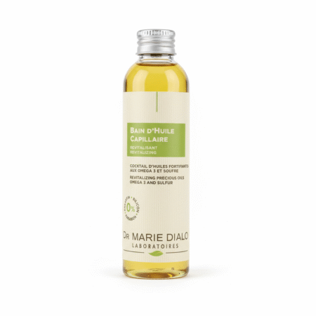 Un flacon transparent de Dr Marie Diallo Laboratoires Bain D'Huile Capillaire 150 ml avec une huile jaune et un bouchon argenté. L'étiquette verte et blanche met en valeur cette huile capillaire revitalisante enrichie en oméga 3 et en soufre. Dakar