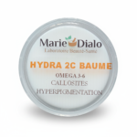 Un récipient rond étiqueté "Dr Marie Diallo Laboratoires Baume Hydra 2C Reparatrice" (100 ml) comporte un texte orange et marron sur les oméga 3-6, l'élimination des callosités, l'anti-tache, l'ultra-hydratation et l'hyperpigmentation sur une étiquette blanche. Dakar