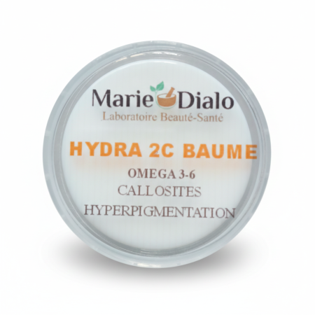Un récipient rond étiqueté "Dr Marie Diallo Laboratoires Baume Hydra 2C Reparatrice" (100 ml) comporte un texte orange et marron sur les oméga 3-6, l'élimination des callosités, l'anti-tache, l'ultra-hydratation et l'hyperpigmentation sur une étiquette blanche. Dakar
