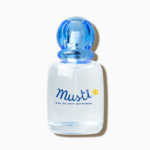 Un petit flacon transparent de Mustela Eau de soin Parfumée Musti Bébé Sans Alcool 50 ml avec un bouchon bleu