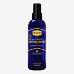 Le flacon pulvérisateur bleu étiqueté « Waam Eau florale de Menthe poivrée BIO 200 ml » avec des accents et un texte jaunes