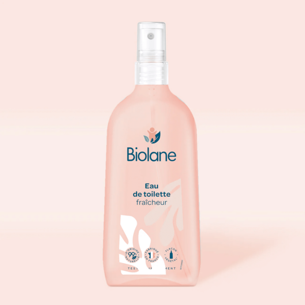 Un flacon vaporisateur Biolane Eau de Toilette Fraîcheur Sans Alcool 200 ml rose sur fond rose clair