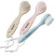 Découvrez la Brosse de nettoyage pour le visage Ebelin, disponible dans un ravissant ensemble de trois couleurs vives : beige, rose et bleu. Chaque brosse est dotée de poils texturés et de cordons en boucle, ajoutant une touche d'élégance inspirée de la culture dynamique de Dakar. Dakar