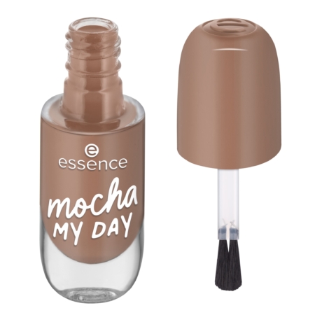 Un flacon ouvert de Vernis à Ongles Essence Cosmetics 34 LOVE U SO MOCHA (8 ml) en brun clair, avec le pinceau et le bouchon à côté. L'étiquette blanche comporte des lettres manuscrites de style décontracté. Dakar