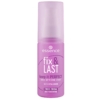 Un flacon rose de 50 ml de Essence Cosmetics Keep It Perfect Spray Fixateur De Maquillage à l'acide hyaluronique est étiqueté « Keep It PERFECT » et « sans huile ni alcool », avec un texte blanc en gras et un dessus en spray pour une finition fraîche. Dakar