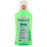 Un flacon de Fluocaril Bi Fluoré Bain de Bouche Menthe 300 ml au liquide vert et saveur menthe