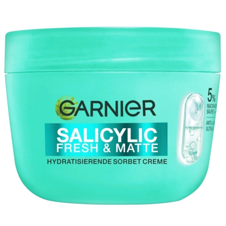 Une crème sorbet hydratante turquoise Garnier Salicylic Fresh & Matte se trouve à côté d'un Gel pour les sourcils marron 03 3g d'Essence cosmetics, tous deux avec un texte blanc et vert en gras et une petite bulle graphique sur le contenant. Dakar