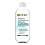 Le flacon en plastique transparent de 400 ml de Garnier Eau Micellaire à l'Acide Salicylique Peaux Grasses comporte une étiquette blanche et verte avec des détails en allemand et en français soulignant ses propriétés nettoyantes et démaquillantes. Dakar