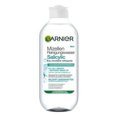 Le flacon en plastique transparent de 400 ml de Garnier Eau Micellaire à l'Acide Salicylique Peaux Grasses comporte une étiquette blanche et verte avec des détails en allemand et en français soulignant ses propriétés nettoyantes et démaquillantes. Dakar