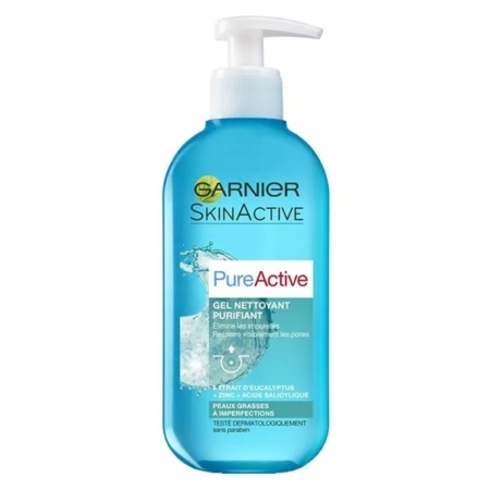 Un flacon pompe bleu de GARNIER Pure Active Gel Nettoyant Purifiant 200 ml pour les peaux grasses et acnéiques, avec des ingrédients tels que l'extrait d'eucalyptus, le zinc et l'acide salicylique sur l'étiquette. Dakar