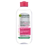 Une bouteille de 400 ml de Garnier SkinActive Solution Micellaire Tout En Un en plastique transparent avec un bouchon rose. L'étiquette multilingue indique qu'elle convient à tous les types de peau, y compris les peaux sensibles. Dakar