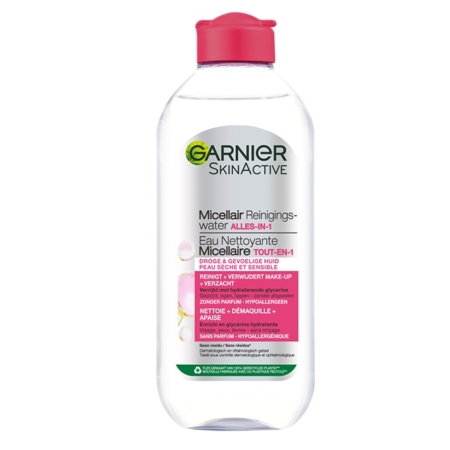 Une bouteille de 400 ml de Garnier SkinActive Solution Micellaire Tout En Un en plastique transparent avec un bouchon rose. L'étiquette multilingue indique qu'elle convient à tous les types de peau, y compris les peaux sensibles. Dakar