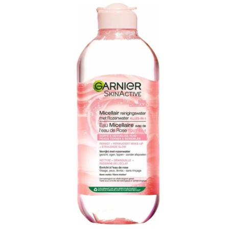 Le flacon transparent de 400 ml de Garnier Solution Micellaire à l'Eau de Rose est doté d'un bouchon rose et d'une étiquette multilingue. Le liquide légèrement rosé qu'il contient nettoie la peau en douceur. Dakar