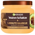 Un pot jaune de GARNIER ULTRA DOUX Masque à l'Huile d'Avocat et Beurre de Karité, conçu pour les cheveux très secs, frisés et épais. L'étiquette met en avant l'huile d'avocat et le beurre de karité pour une nutrition intense. Dakar