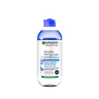 Un flacon d'Eau Micellaire Démaquillante à l'extrait de bleuet - peau sensible de GARNIER, avec un bouchon bleu, parfait pour le climat de Dakar. L'étiquette est en allemand et le décrit comme un nettoyant tout-en-un pour le démaquillage et le nettoyage. Le flacon transparent révèle son liquide clair à l'intérieur, ce qui le rend idéal pour voyager au Sénégal. Dakar