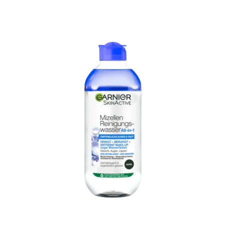 Un flacon d'Eau Micellaire Démaquillante à l'extrait de bleuet - peau sensible de GARNIER, avec un bouchon bleu, parfait pour le climat de Dakar. L'étiquette est en allemand et le décrit comme un nettoyant tout-en-un pour le démaquillage et le nettoyage. Le flacon transparent révèle son liquide clair à l'intérieur, ce qui le rend idéal pour voyager au Sénégal. Dakar