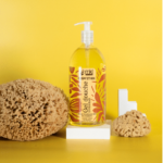 Une bouteille de MKL Cosm'ethik Gel Douche Huile d'Argan du Maroc 1L est élégamment placée sur un socle blanc