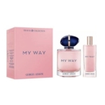 Le coffret Giorgio Armani My Way, composé d'un flacon d'eau de parfum de 90 ml et d'un flacon d'eau de parfum de 15 ml, est présenté dans un élégant coffret rose et comprend un flacon grand format orné du bouchon bleu emblématique, ainsi qu'un vaporisateur de voyage pratique de 15 ml, tous deux contenant ce parfum rose pâle et éclatant. Dakar