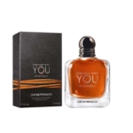 Un pot de NYX Professional Makeup Poudre de Finition Matifiante Minérale 8 g est présenté à côté de son élégant emballage noir. Le compact présente un design rond et élégant, reflétant l'esthétique professionnelle de la marque. Dakar