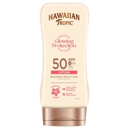 Un flacon de couleur crème de Hawaiian Tropic Glowing Protection Lait Solaire SPF50+ (180 ml) offre un parfum tropical, une protection UVA/UVB et est enrichi de beurre de karité et de vitamine E. Il est résistant à l'eau. Dakar