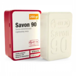 Le Savon 90 Savon Éclaircissant 200g HT26 est présenté dans un emballage rouge et blanc