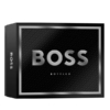 Un élégant coffret rectangulaire noir comporte l'inscription « BOSS » en lettres argentées audacieuses et « BOTTLED » en dessous. Le côté présente un « BOSS » vertical en blanc sur un fond texturé. Ce design complète le coffret cadeau pour homme Hugo Boss BOSS Bottled Eau de Toilette 50 ml + Déodorant en spray 150 ml. Dakar