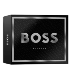 Un élégant coffret rectangulaire noir comporte l'inscription « BOSS » en lettres argentées audacieuses et « BOTTLED » en dessous. Le côté présente un « BOSS » vertical en blanc sur un fond texturé. Ce design complète le coffret cadeau pour homme Hugo Boss BOSS Bottled Eau de Toilette 50 ml + Déodorant en spray 150 ml. Dakar