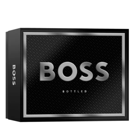 Un élégant coffret rectangulaire noir comporte l'inscription « BOSS » en lettres argentées audacieuses et « BOTTLED » en dessous. Le côté présente un « BOSS » vertical en blanc sur un fond texturé. Ce design complète le coffret cadeau pour homme Hugo Boss BOSS Bottled Eau de Toilette 50 ml + Déodorant en spray 150 ml. Dakar