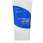 Un tube d'Isntree Crème Solaire Spf50 à L'Acide Hyaluronique 50 ml d'Univers Cosmetix sur fond blanc.
