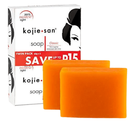 Pack double de Kojie San Savon Unifiant Anti Taches Tous les Types de Peaux orange 2X65g avec l'emballage en arrière-plan