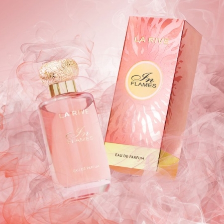 LA RIVE Eau de Parfum In Flames 90 ml, dotée d'un capuchon doré décoratif, est présentée à côté de sa boîte rose et or sur fond de rose fumé. Dakar