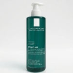 Un flacon vert de 400 ml de La Roche-Posay Effaclar Gel Purifiant Micro-Peeling avec une pompe blanche se détache sur un fond blanc uni, formulé pour purifier et nettoyer à la fois le visage et le corps. Dakar
