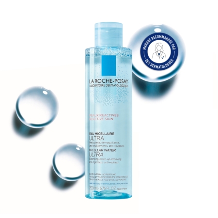 Un flacon bleu de 200 ml de La Roche Posay Eau Micellaire Ultra Peaux réactives se tient debout, avec deux gouttes de liquide transparent et un badge rond bleu indiquant qu'il est recommandé par les dermatologues. Dakar
