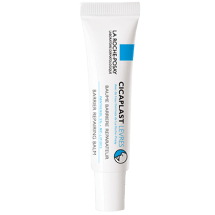 Un tube de 7,5 ml de Baume Barrière Réparateur pour les lèvres Cicaplast de La Roche-Posay est présenté à la verticale sur un fond simple. L'emballage blanc présente un texte bleu et noir, mis en valeur par un petit carré bleu à côté du nom de la marque, soulignant ses capacités de réparation de la barrière cutanée. Dakar