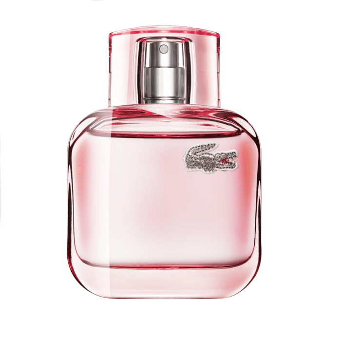 Un flacon Lacoste Eau de Lacoste L.12.12 Pour Elle Sparkling Eau de Toilette pour femme de 50 ml repose élégamment sur un fond rose