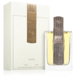 Un flacon de parfum Lattafa avec un liquide doré, un bouchon métallique et une écriture arabe décorative se trouve devant sa boîte texturée blanche et dorée montrant le logo Lattafa, à côté de Bioré Gommage Purifiant Tea Tree 125ml. Dakar