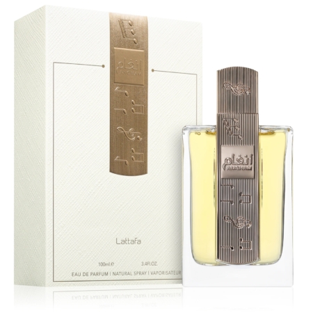 Un flacon de parfum Lattafa avec un liquide doré, un bouchon métallique et une écriture arabe décorative se trouve devant sa boîte texturée blanche et dorée montrant le logo Lattafa, à côté de Bioré Gommage Purifiant Tea Tree 125ml. Dakar