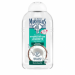 Une bouteille de Le Petit Marseillais Shampooing Hydratation Légèreté à l’Eau de Coco BIO 250 ml avec une image vibrante de noix de coco sur l’étiquette avant. dakar