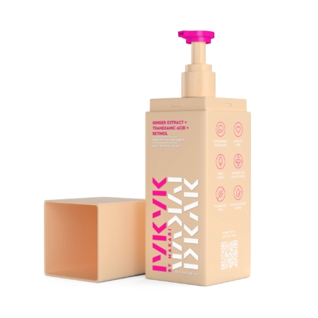 Un flacon pompe rectangulaire beige de crème tonique pour le corps avec un texte rose et une pompe rose se trouve à côté de son bouchon. L'étiquette mentionne l'extrait de gingembre, l'acide tranexamique et le rétinol, reflétant l'élégance de Dodie Biberon Verre tétine ronde 3 Vitesses Oiseaux 270 ml. Dakar