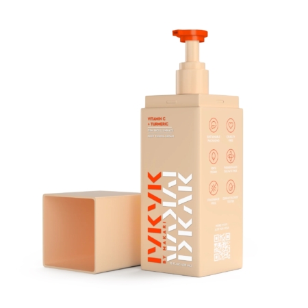Un flacon pompe carré beige aux accents orange contient le lait corporel Vitamine C + Curcuma, évoquant le style simple de la Dodie Biberon Tétine Plate Débit Moyen Air Plastique 270 ml. Le bouchon se trouve à côté du flacon audacieux et moderne. Dakar
