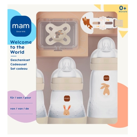 Mam Coffret Cadeau Bienvenue au Monde Beige 5 pièces dès la naissance : le coffret comprend trois biberons au design de lapin, une sucette avec étui et une attache sucette - idéal dès la naissance. Le texte "mam Welcome to the World" y figure. Dakar